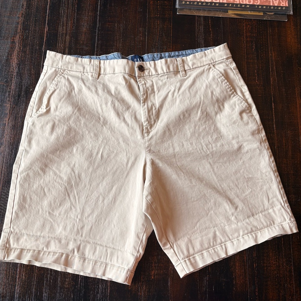 GAP Men's Cream Flat Front Shorts